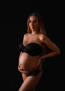 Zdjęcie przedstawiające kobietę podczas ciążowej sesji fotograficznej